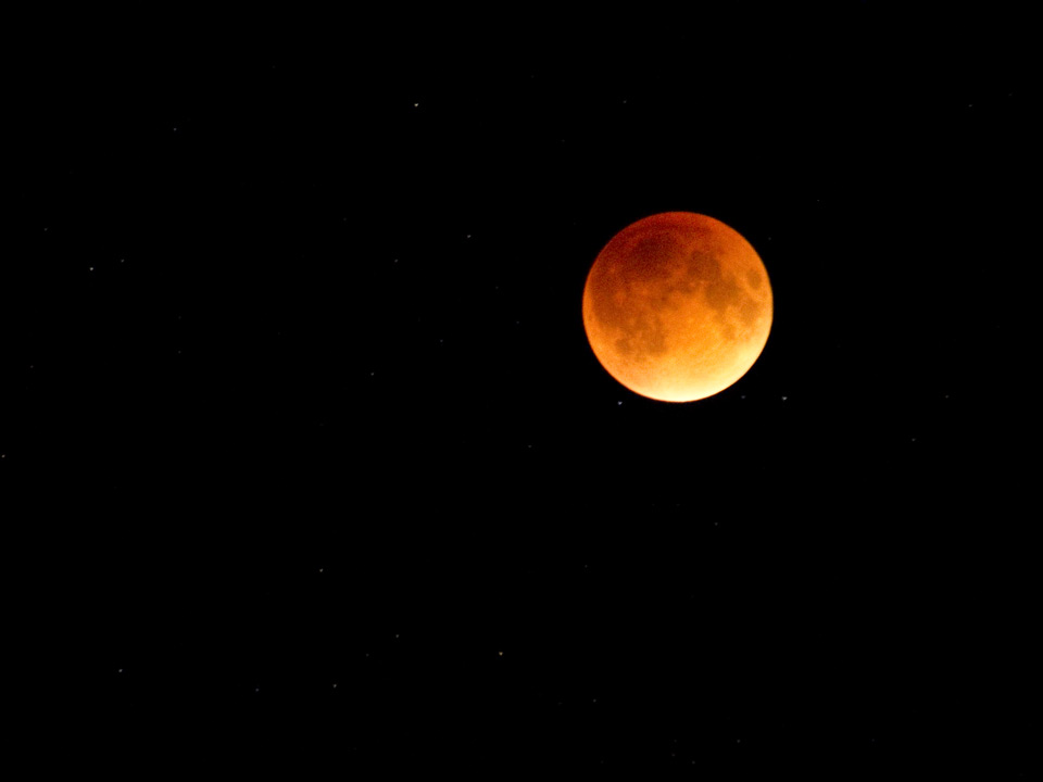 Sept 28, 2015   A total eclipse of the moon. Much slower than the eclipse of the Sun!