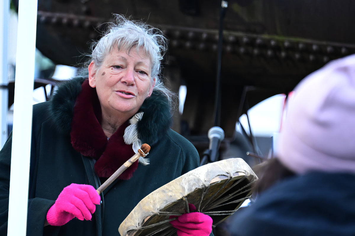 Roberta Del-Picca welcomes us to Algonquin Unceeded Territory.