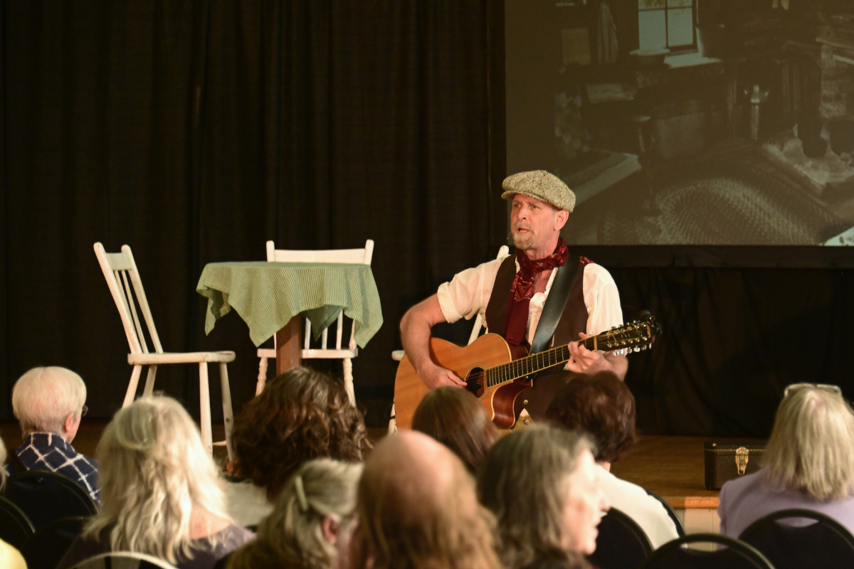 Jason entertains the crowd before the show.